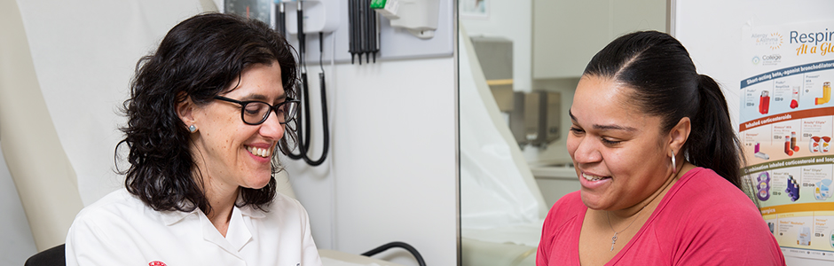 A patient meets with a pulmonologist.